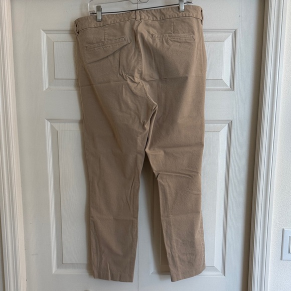 Women’s Khaki Old Navy Mid Rise Pixie Pants 16 Tall - Picture 3 of 3